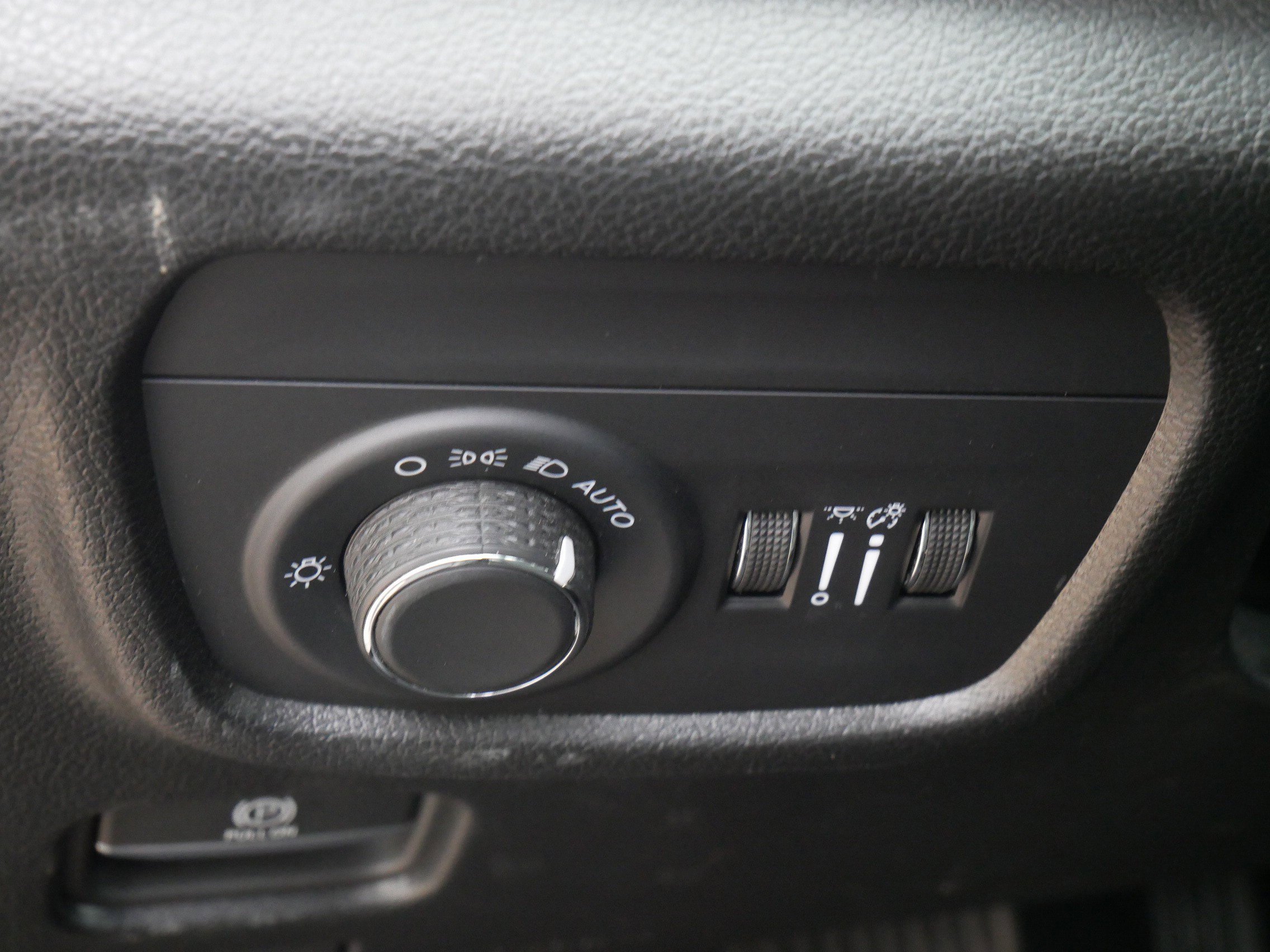 Used 2025 Diamond Black Crystal Pearlcoat Jeep Altitude image 19
