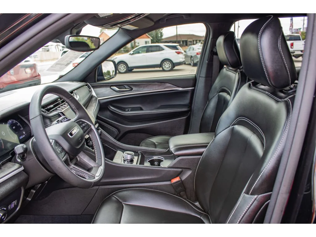 Used 2024 Diamond Black Crystal Pearlcoat Jeep Limited image 32
