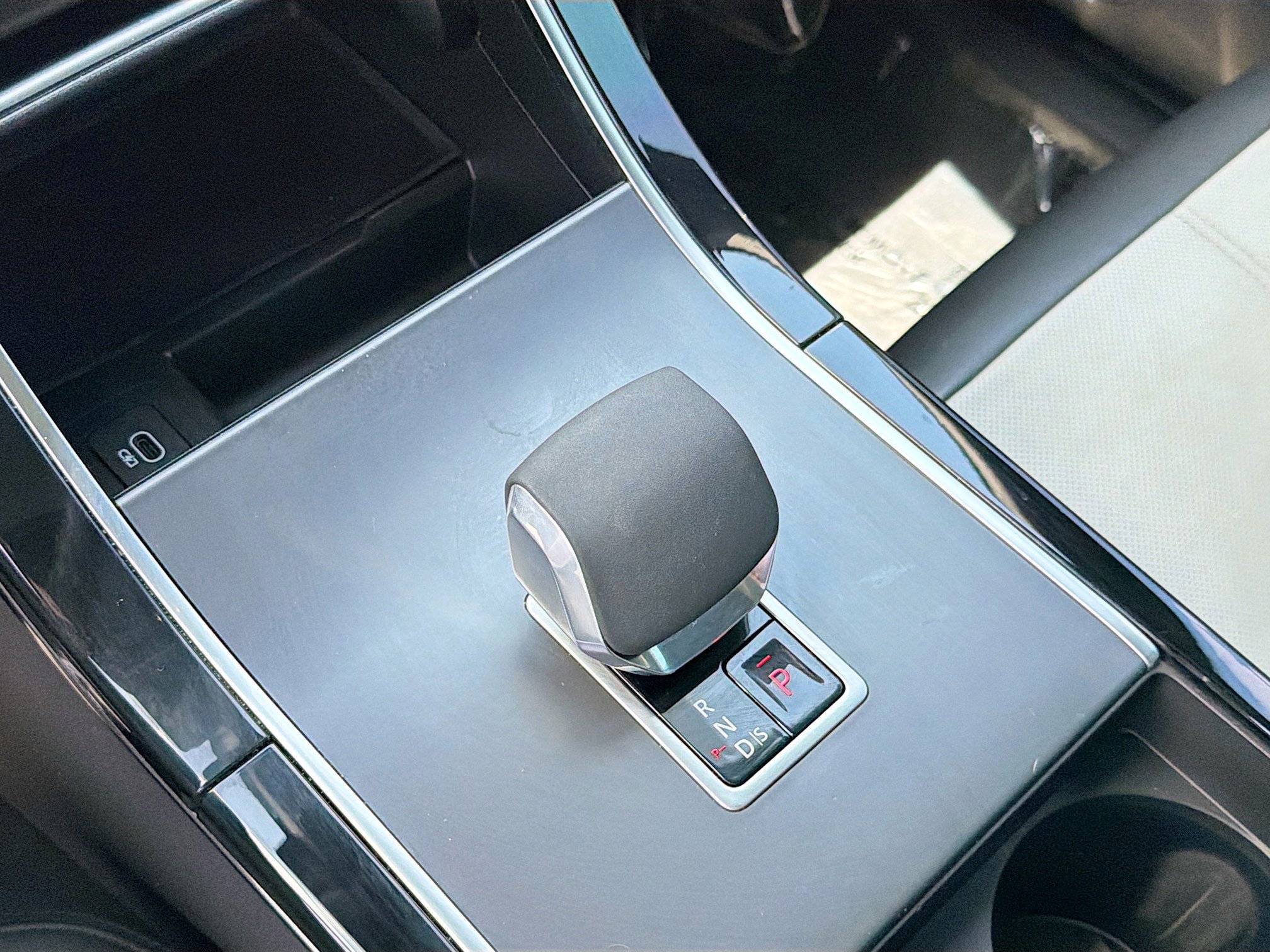 Certified Used 2024 Fuji White Land Rover Dynamic SE image 28
