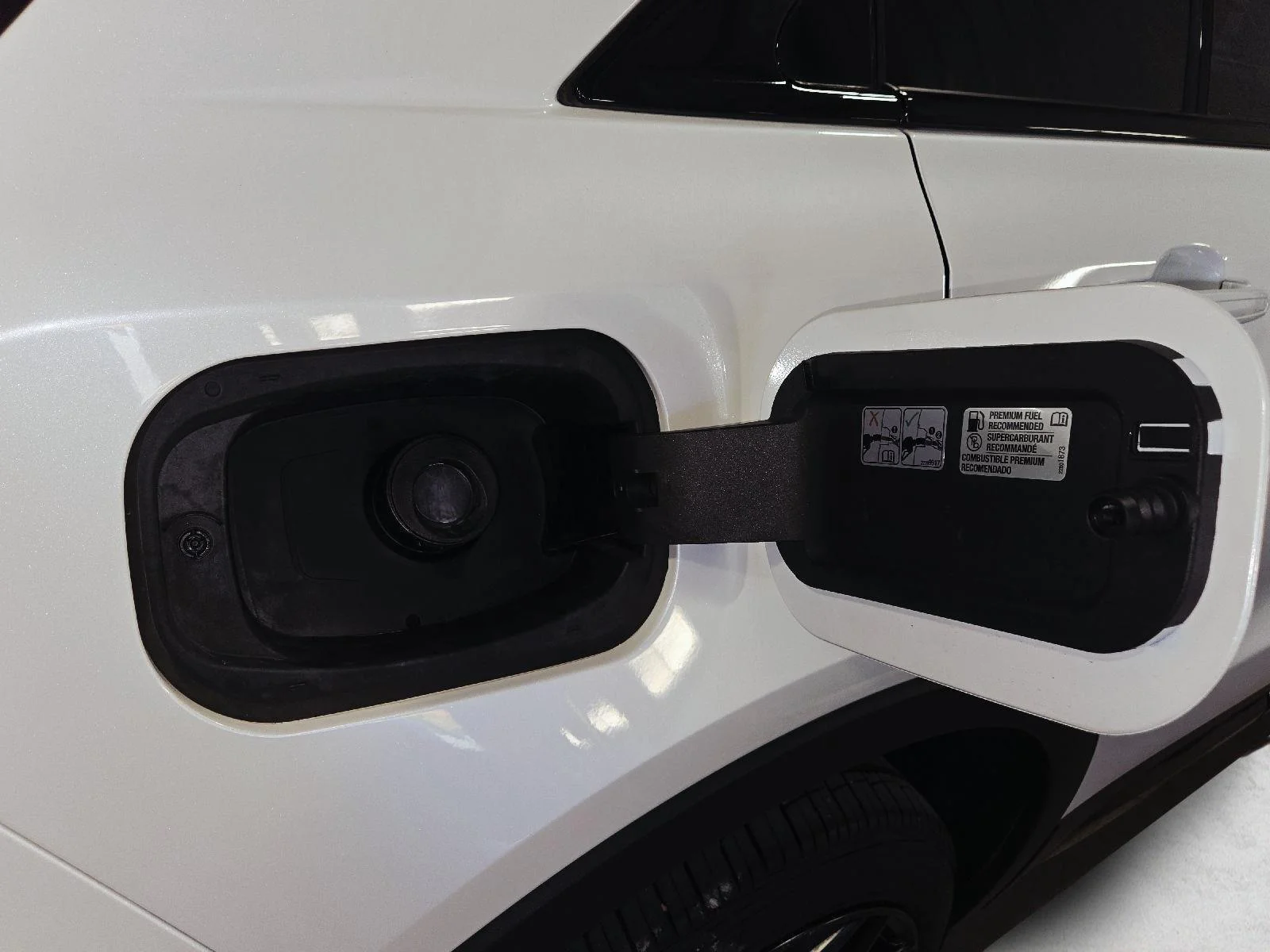 Used 2021 Crystal White Tricoat Cadillac AWD Sport image 18