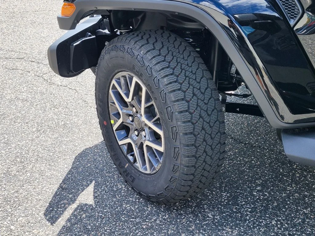 New 2026 Black Clear-Coat Exterior Paint Jeep Sahara image 31