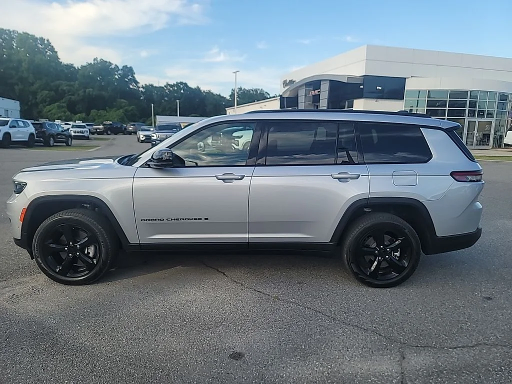 Used 2025 Silver Jeep Limited image 4