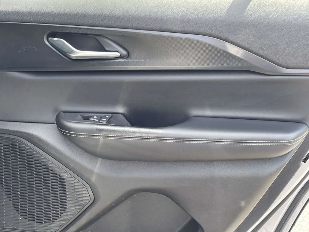 Used 2025 Silver Jeep Altitude image 19