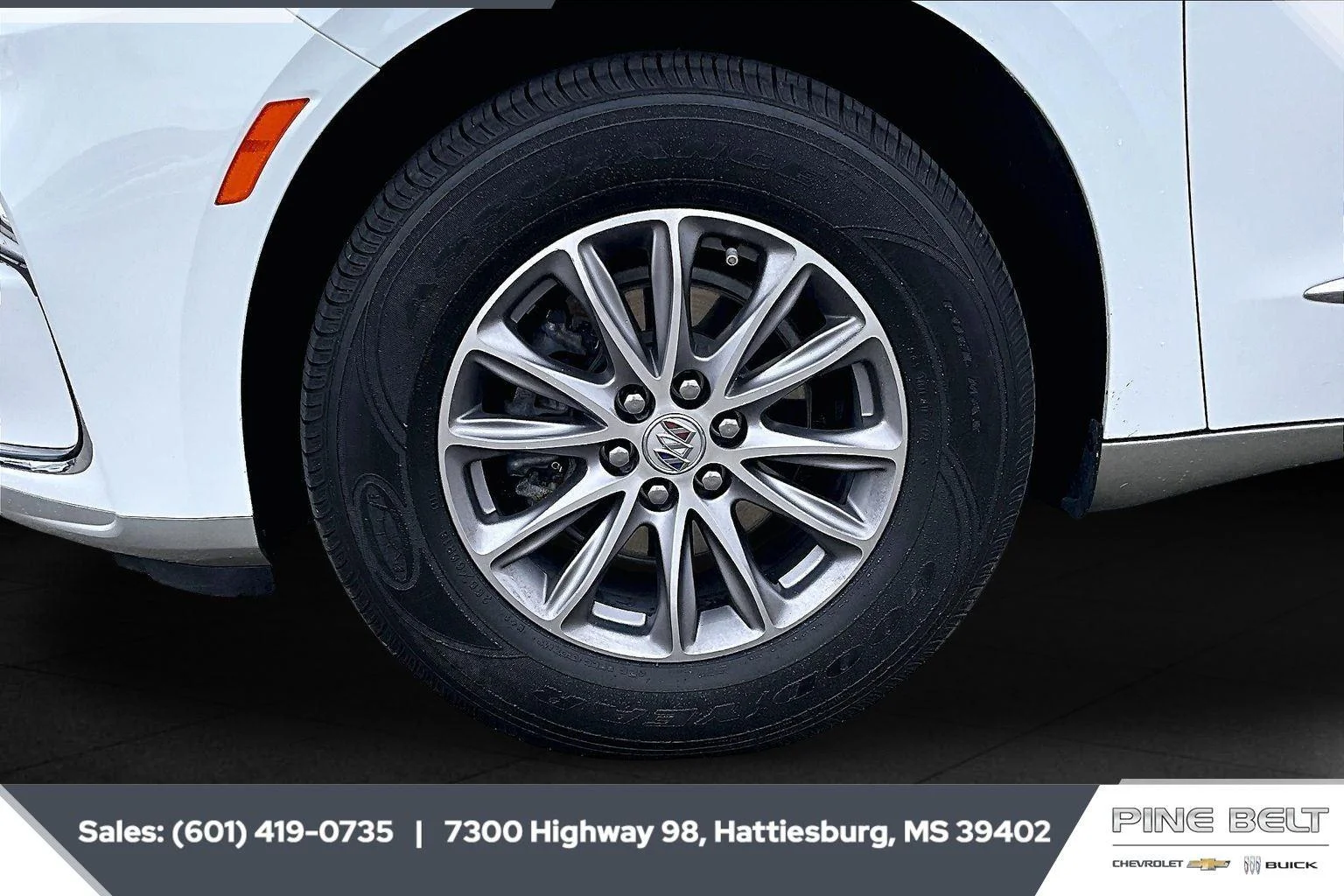 Used 2023 Summit White Buick Essence image 7