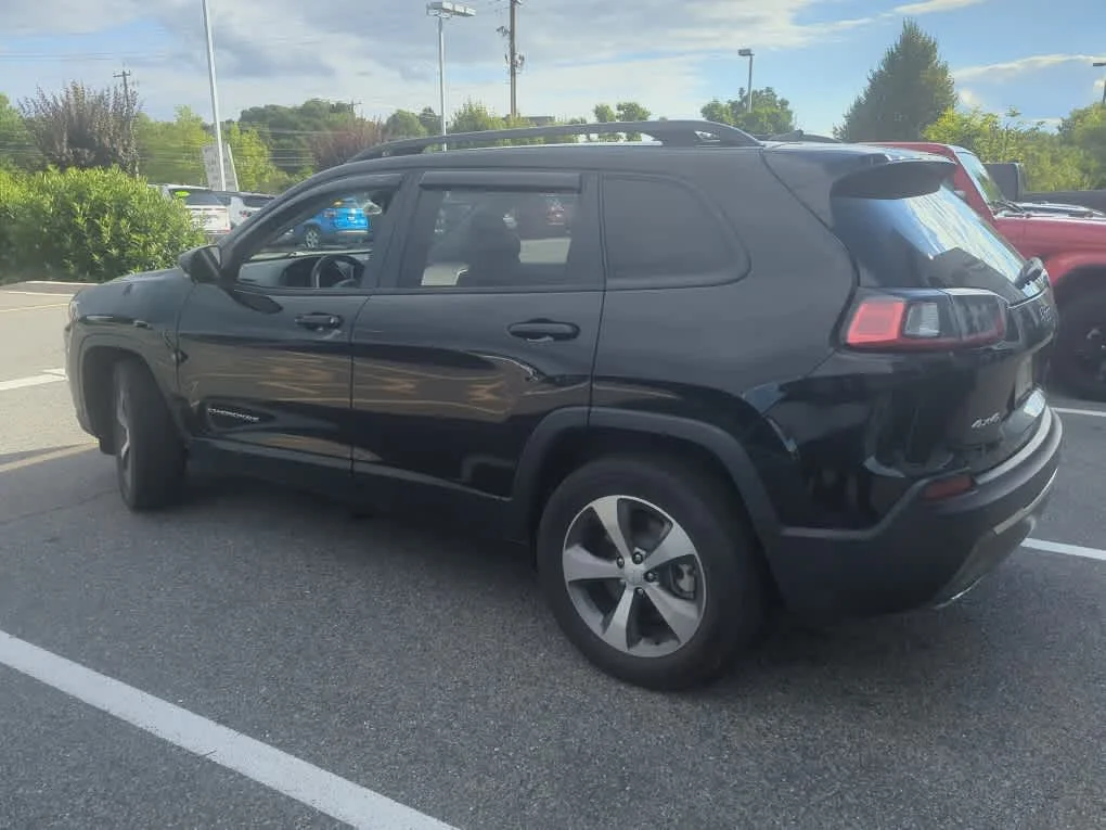 Certified Used 2022 Diamond Black Crystal Pearlcoat Jeep Limited image 2