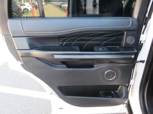Used 2019 White Platinum Metallic Tri-Coat Ford Platinum image 19
