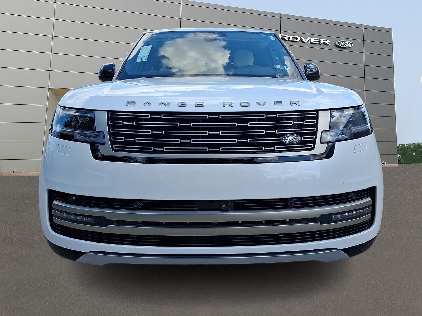 New 2026 Ostuni Pearl White Land Rover P400 SE image 8