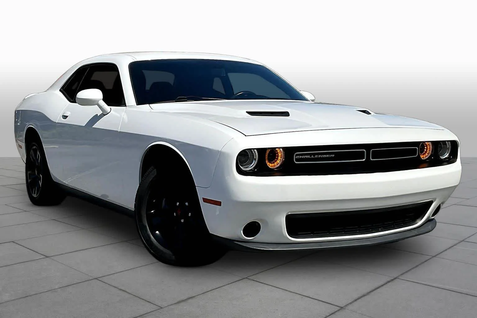 Used 2019 White Knuckle Clearcoat Dodge SXT image 3