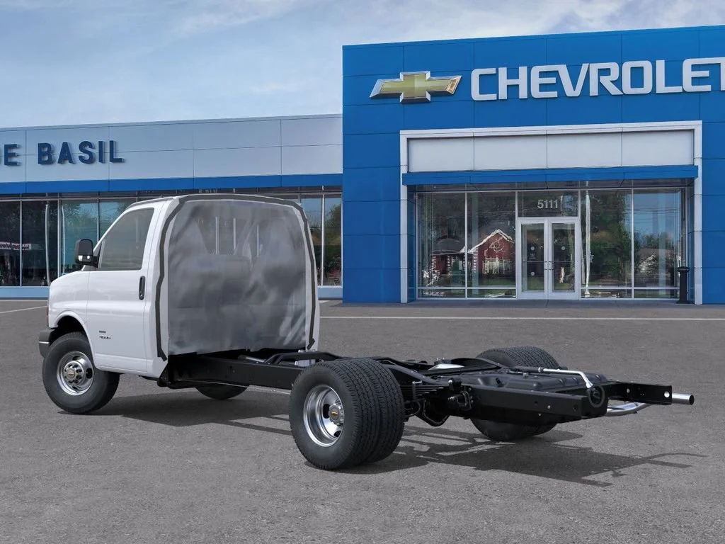 New 2025 Summit White Chevrolet 1WT image 3