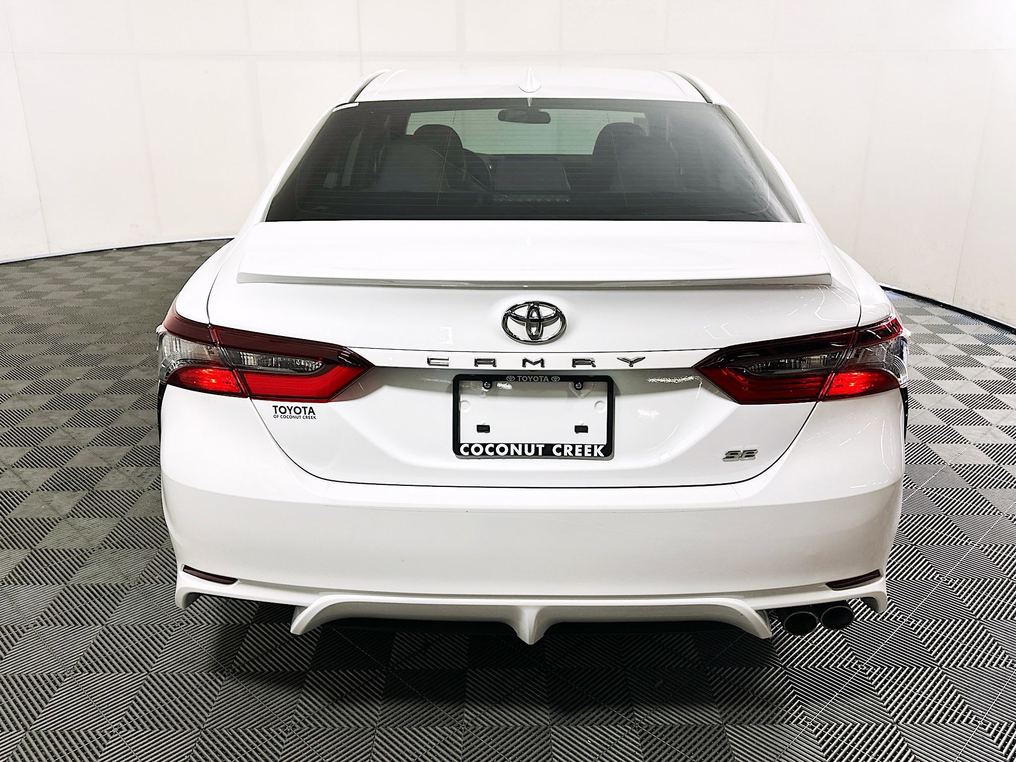 Used 2023 Ice Toyota SE image 4