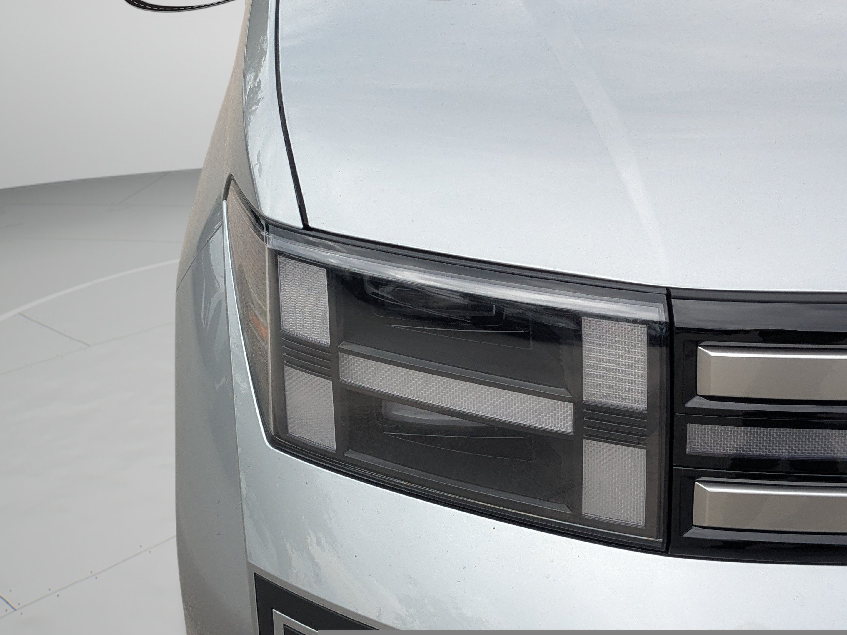 New 2027 Shimmering Silver Hyundai SE FWD image 9