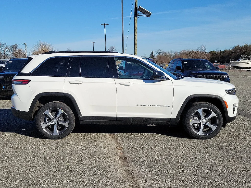 New 2024 Bright White Clear-Coat Exterior Paint Jeep  image 9