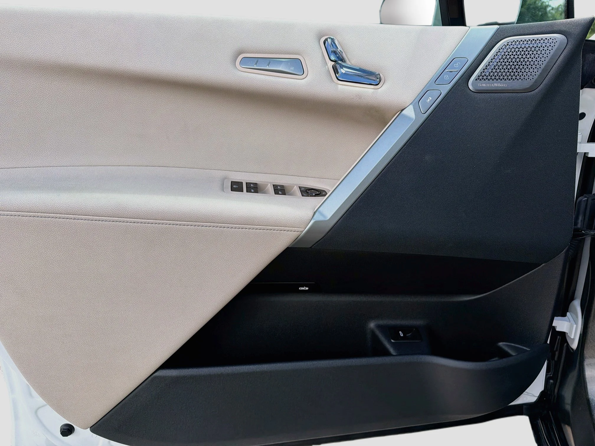 2025 BMW iX M60 - Photo 23