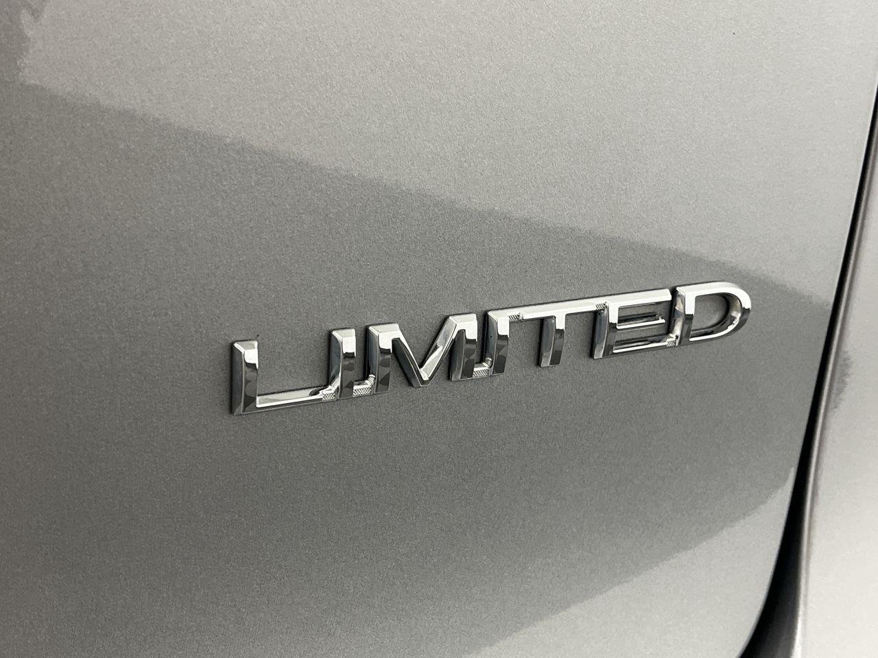 Used 2018 Billet Silver Metallic Clearcoat Chrysler Limited image 34