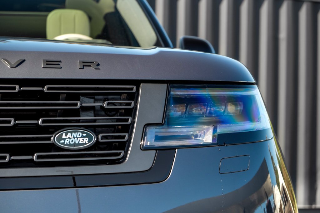 New 2027 Varesine Blue Land Rover SE image 6