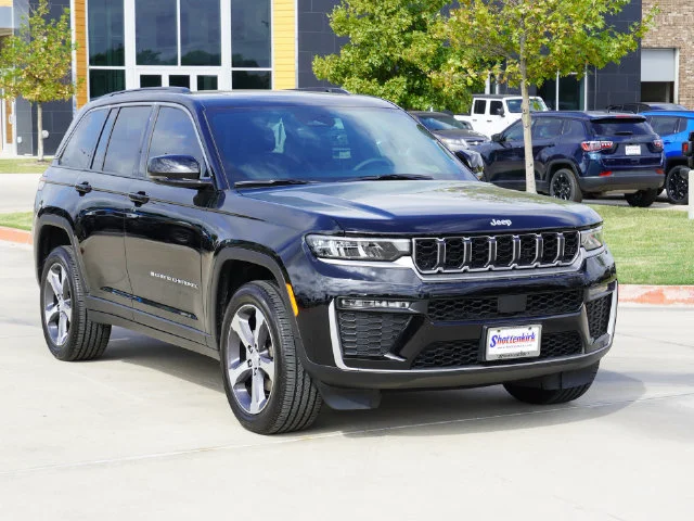 New 2026 Diamond Black Crystal Pearl-Coat Exterior Paint Jeep Limited image 8