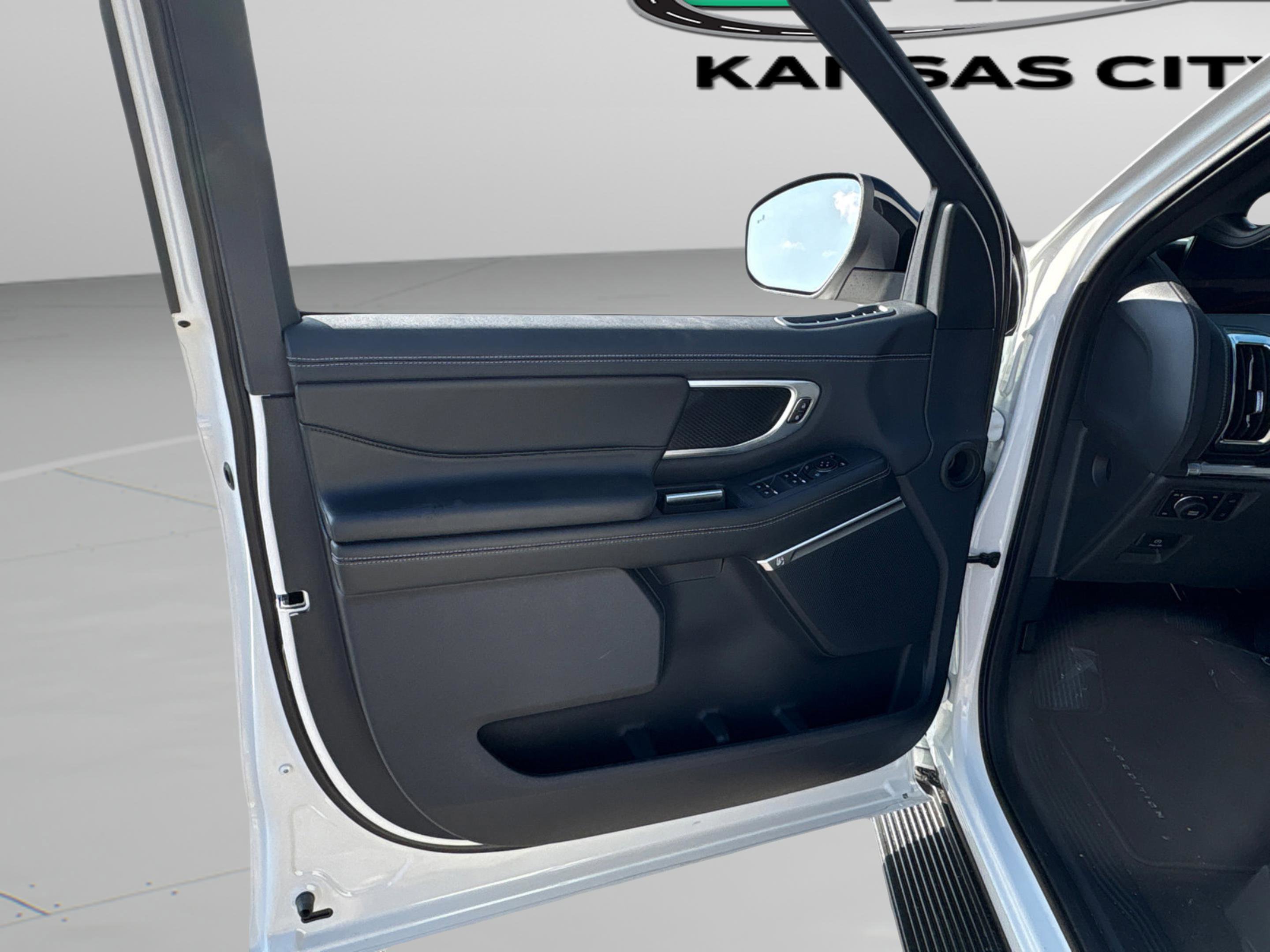 New 2026 Star White Metallic Tri-Coat Ford MAX Platinum® image 19