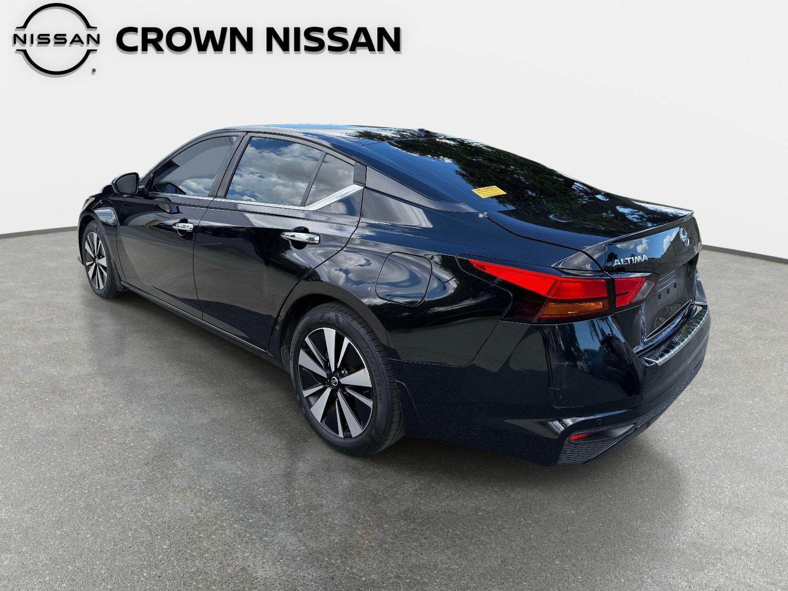 Used 2021 Super Black Nissan 2.5 SV image 4