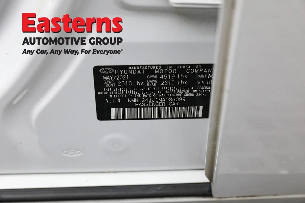 Used 2021 White Hyundai Blue image 31