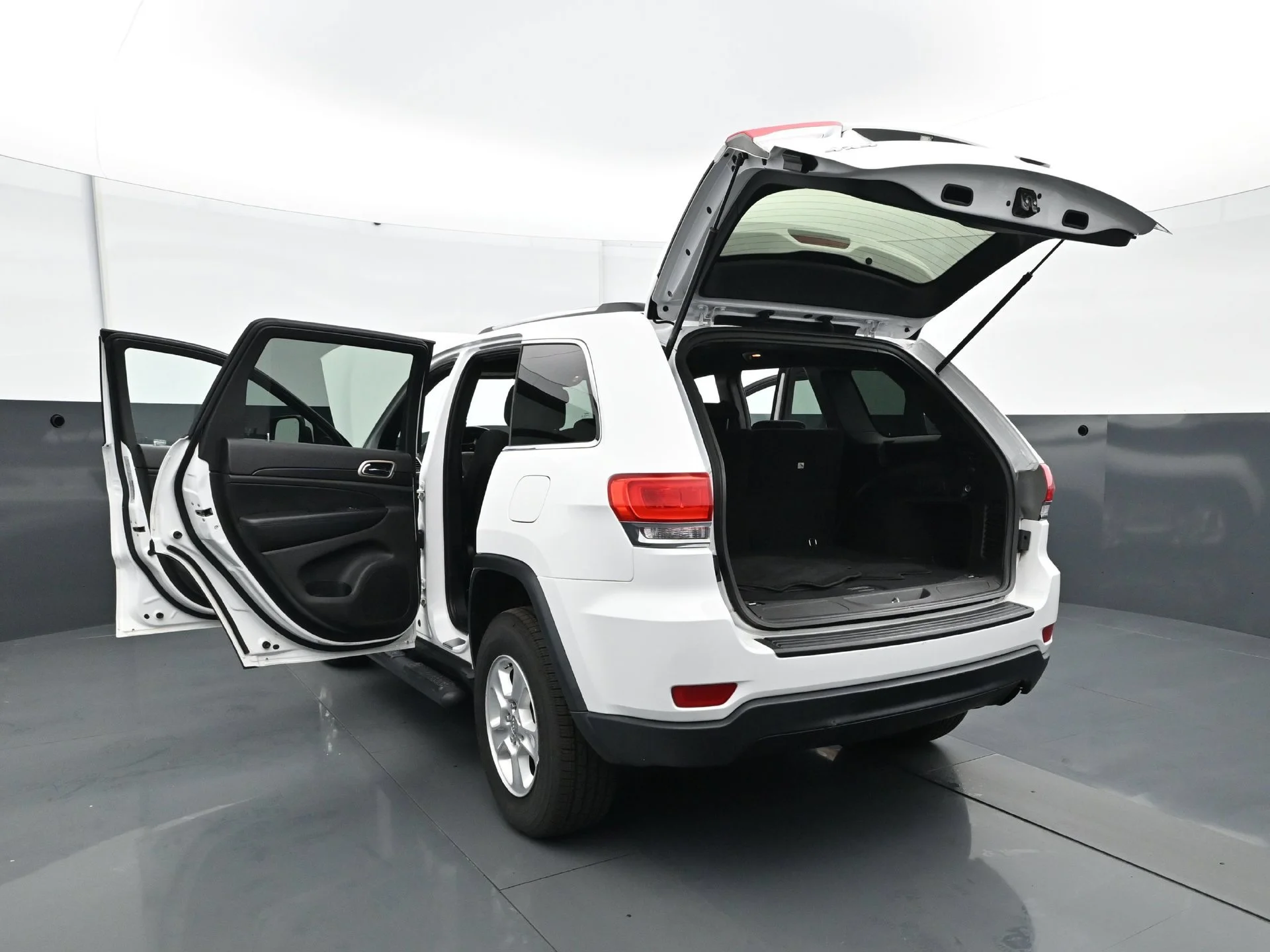 Used 2015 Bright White Clearcoat Jeep Laredo image 31