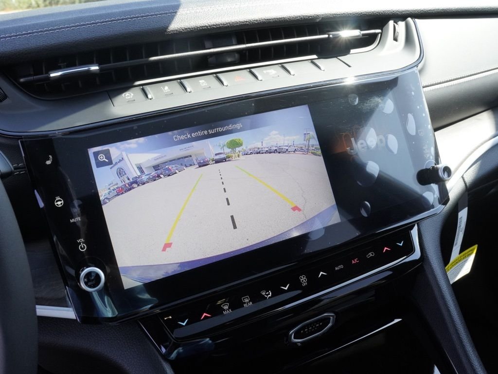 New 2026 Diamond Black Crystal Pearl-Coat Exterior Paint Jeep Laredo Altitude image 14