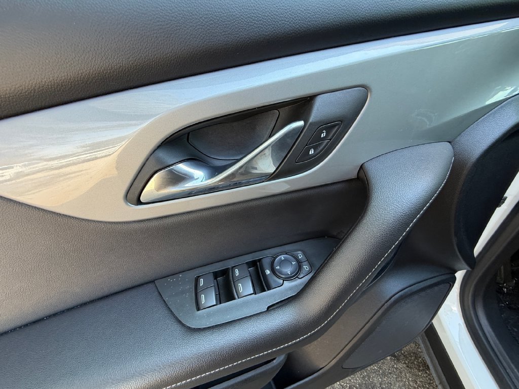 Used 2025 White Chevrolet LT image 11
