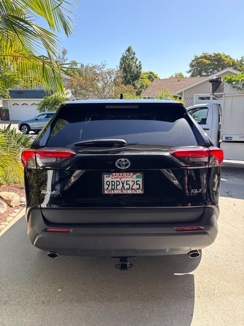 Used 2022 Black Toyota XLE Premium image 4