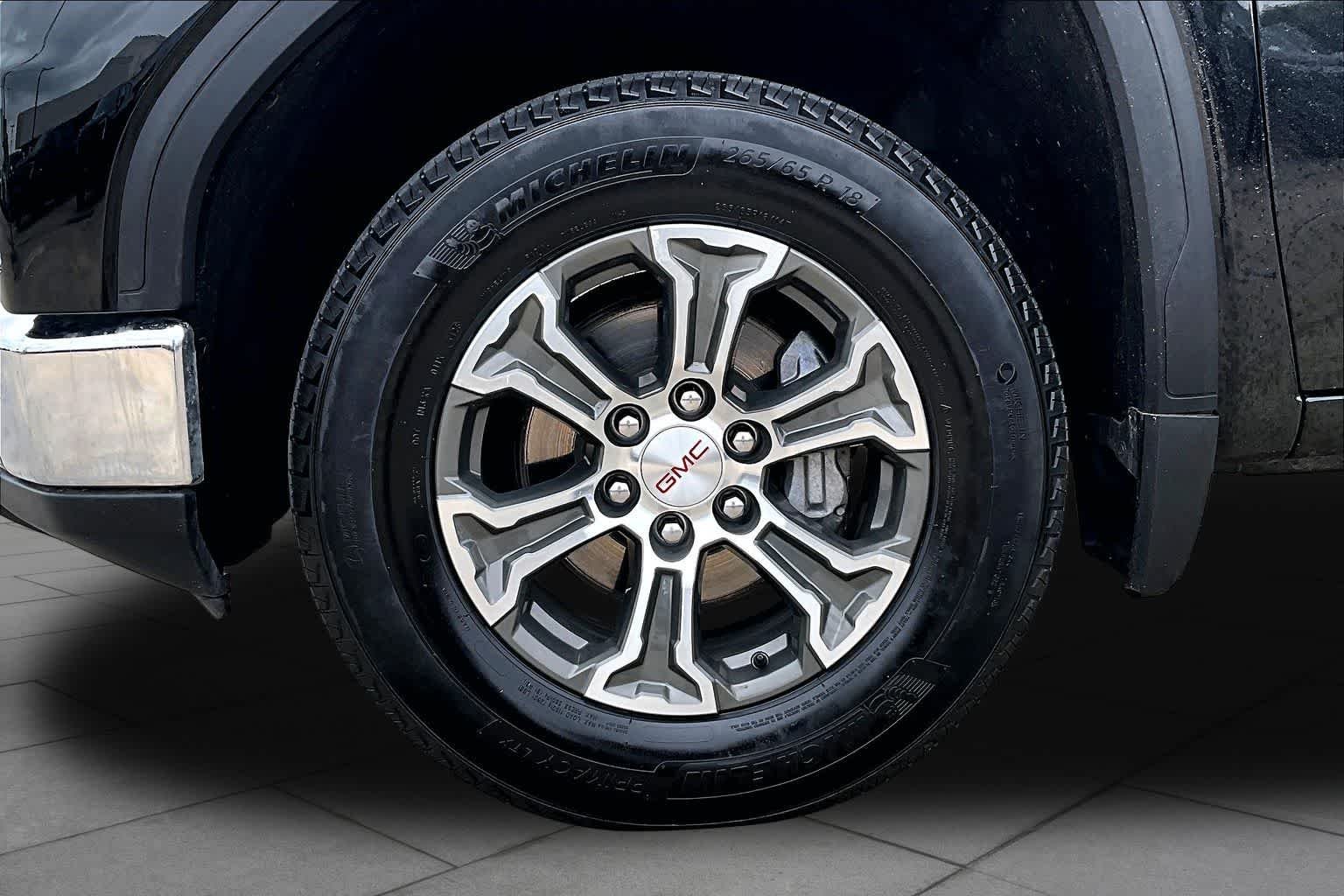 Used 2025 Onyx Black GMC SLT image 11