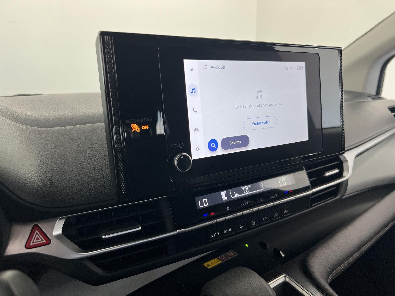 2025 Toyota Sienna LE - Photo 16
