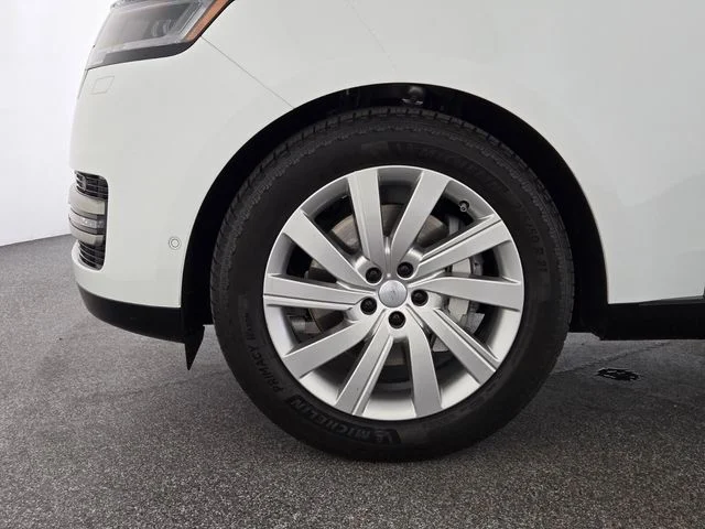 Used 2024  Land Rover SE image 9