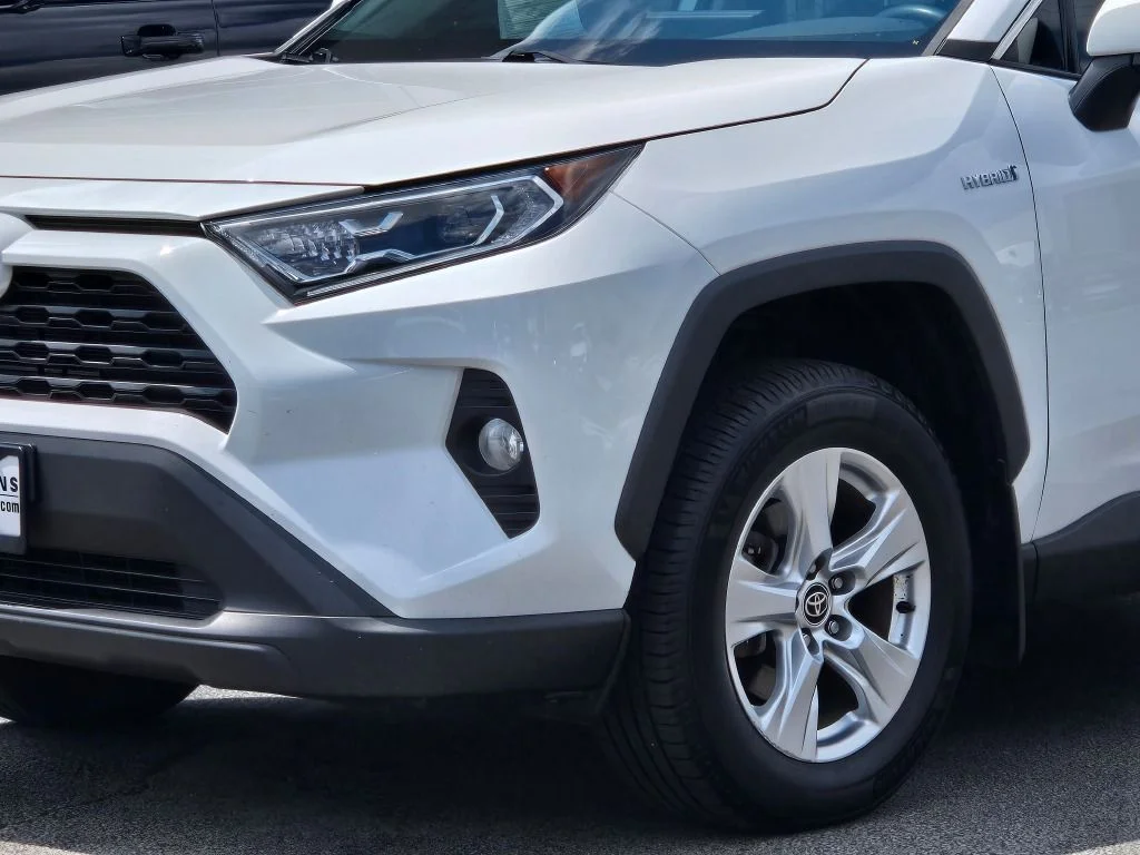 Used 2021 Super White Toyota XLE image 2