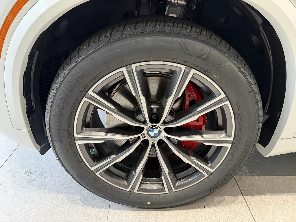 New 2026 Mineral White Metallic BMW xDrive40i image 8