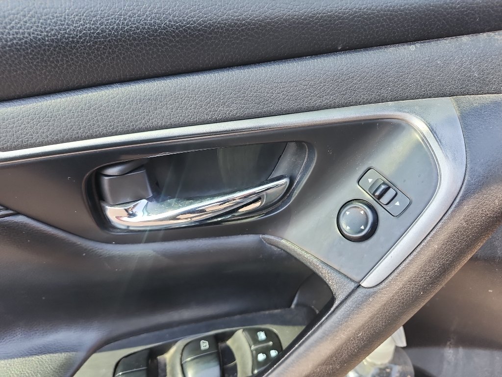 Used 2015 Super Black Nissan 2.5 S image 19