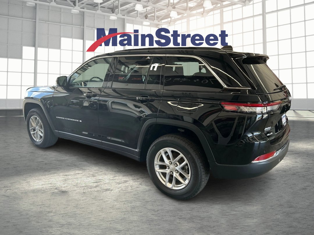 New 2026 Diamond Black Crystal Pearlcoat Jeep Laredo image 3