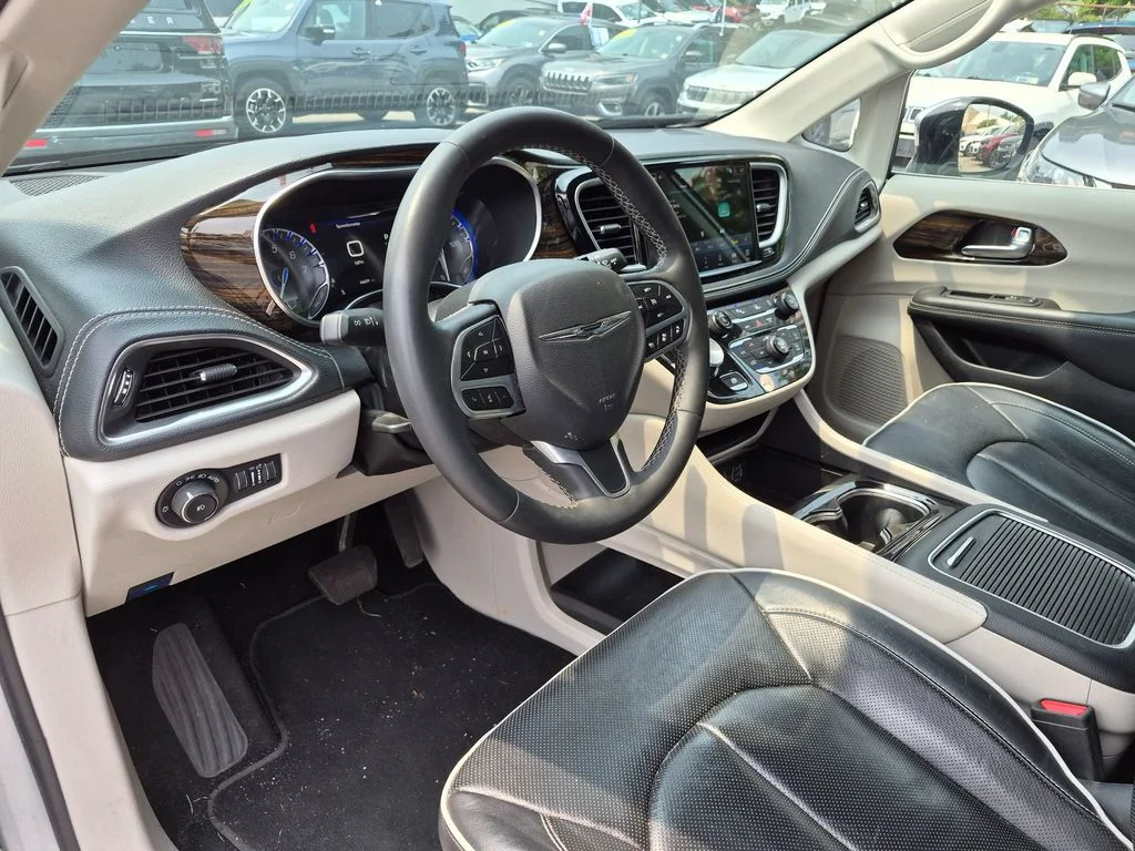 Used 2023 Silver Chrysler Limited image 13