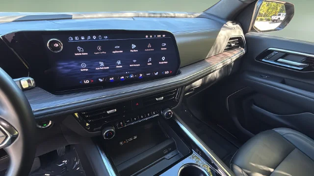 Used 2025 Gray Chevrolet Z71 image 24