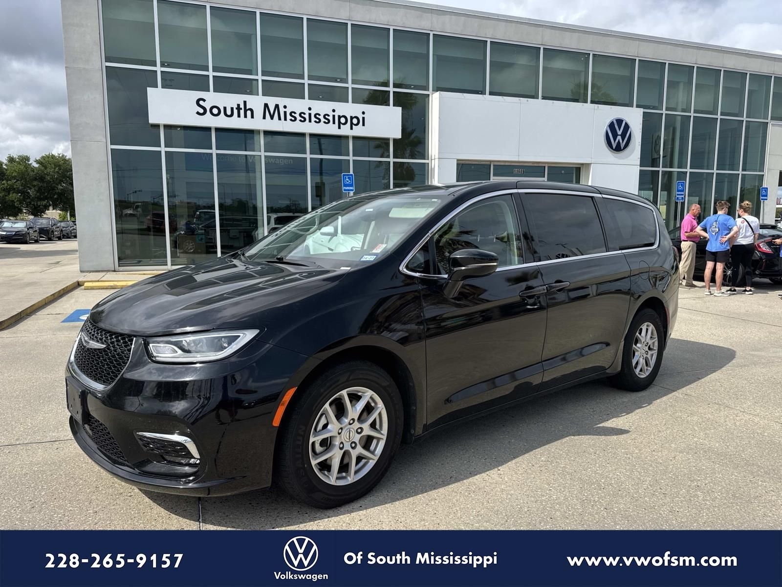 2024 Chrysler Pacifica Touring L's photo