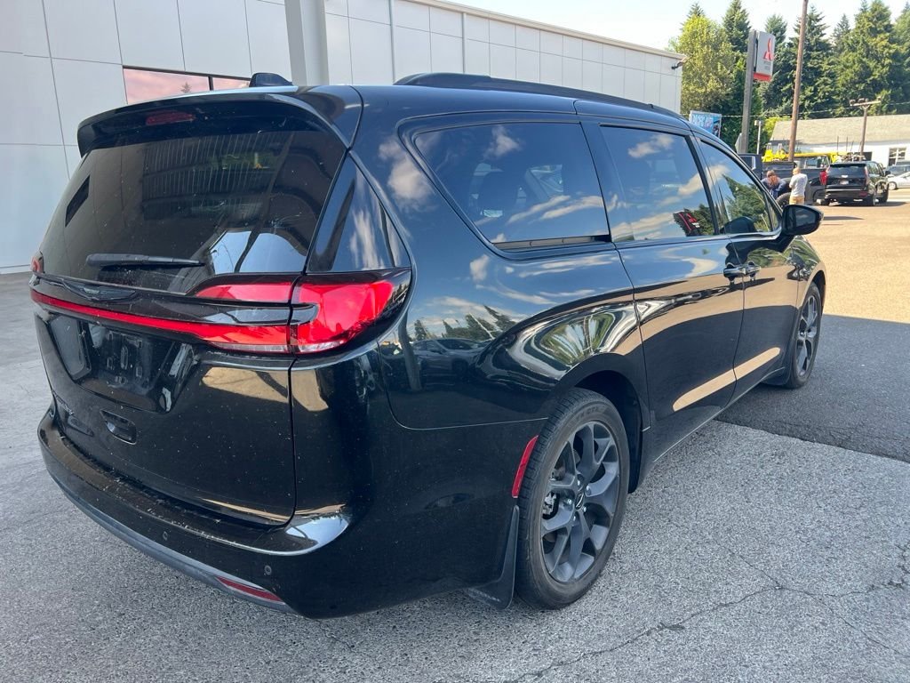 Used 2021 Brilliant Black Crystal Pearlcoat Chrysler Touring image 4
