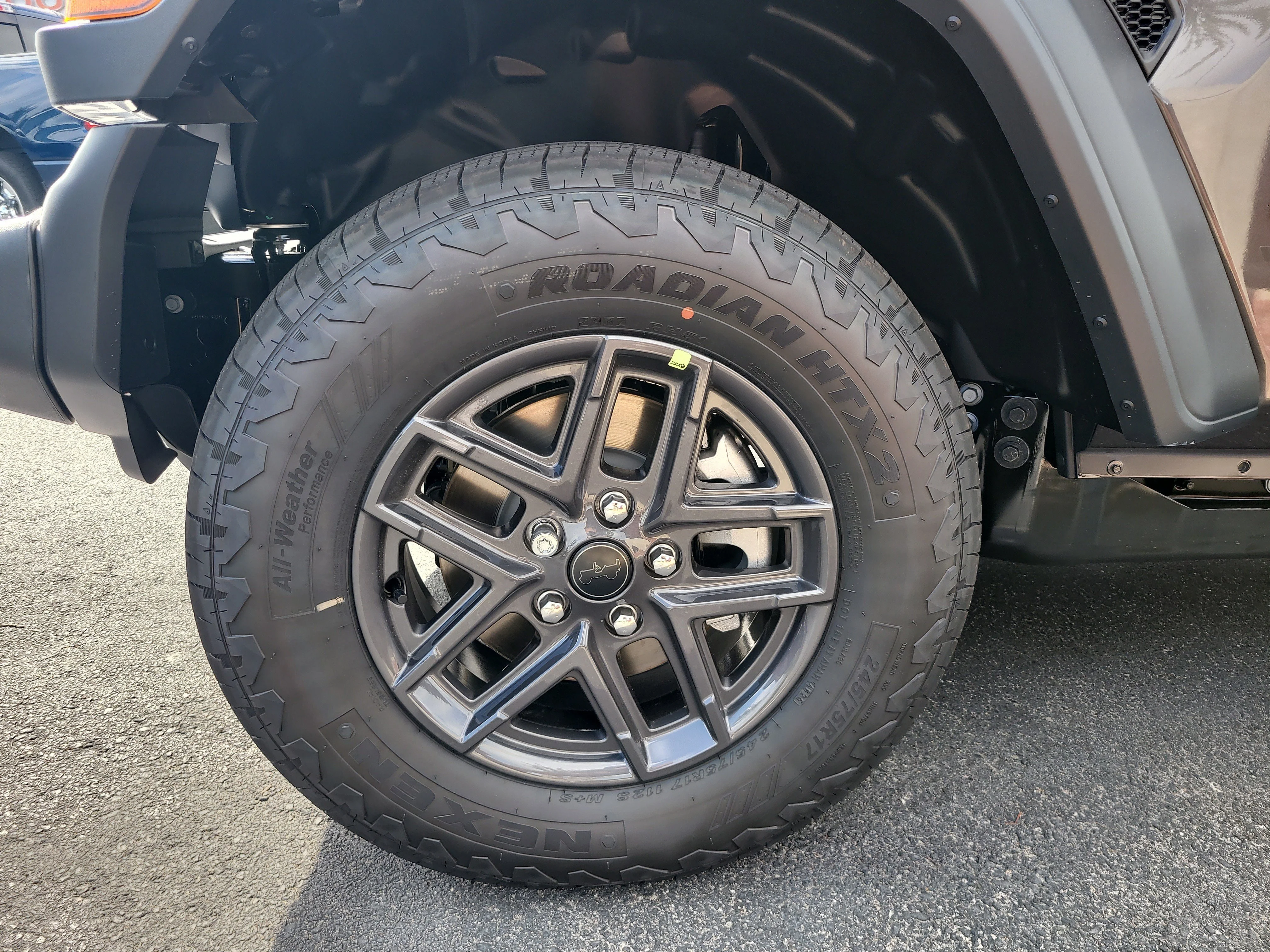 New 2026 Granite Crystal Metallic Clearcoat Jeep Sport S image 10
