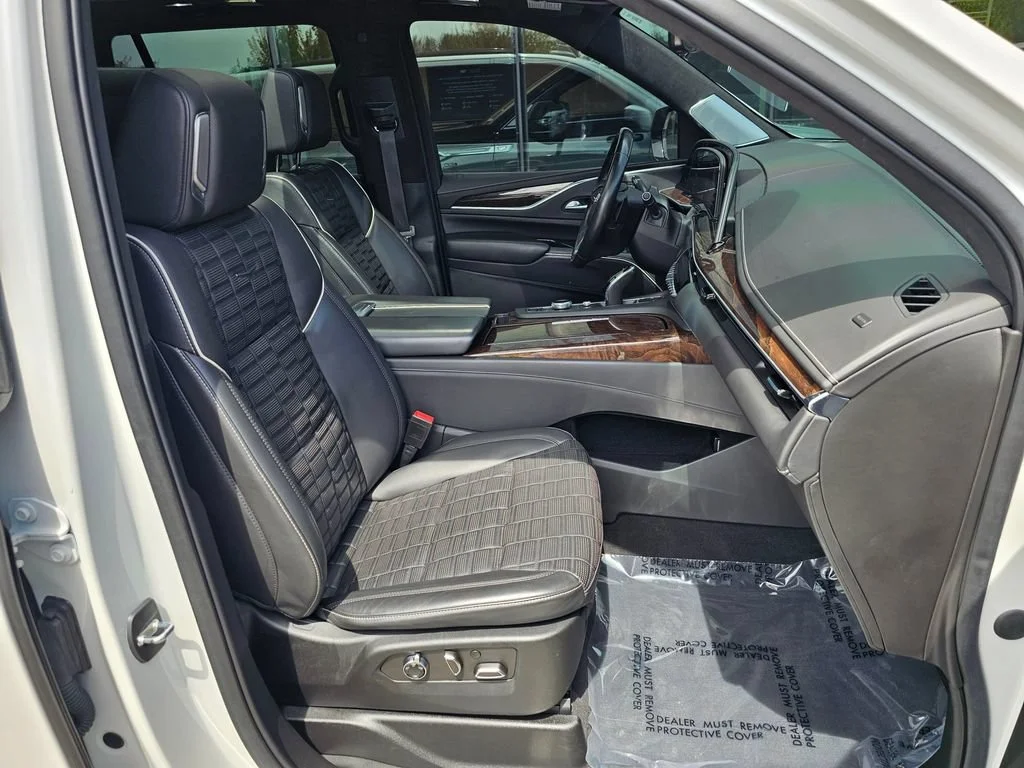 Used 2021 CRYSTAL WHITE TRICOAT Cadillac Sport Platinum image 11