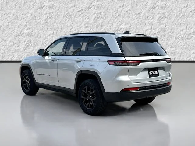 Used 2024 Silver Zynith Jeep Altitude image 5