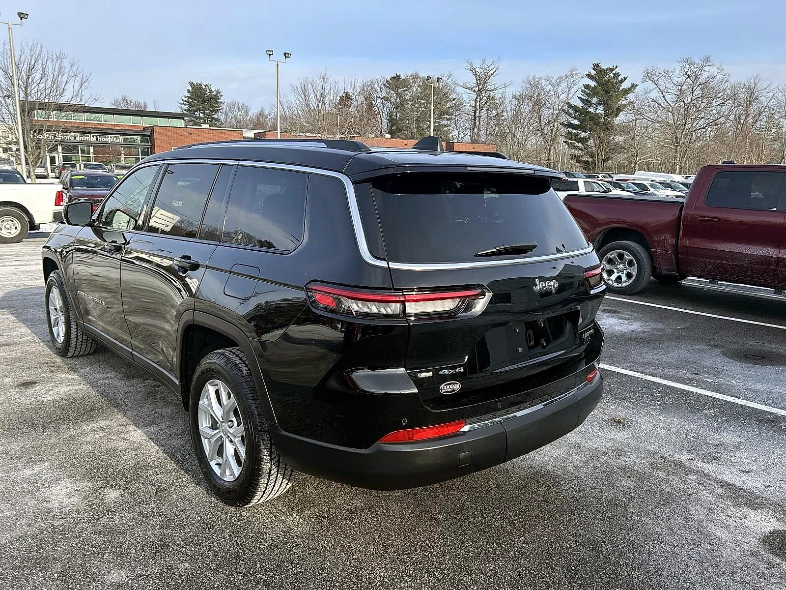 Used 2023 Diamond Black Crystal Pearlcoat Jeep Limited image 5