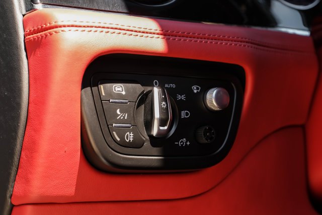 Used 2019 Black Crystal over Cricket Ball Bentley V8 image 40