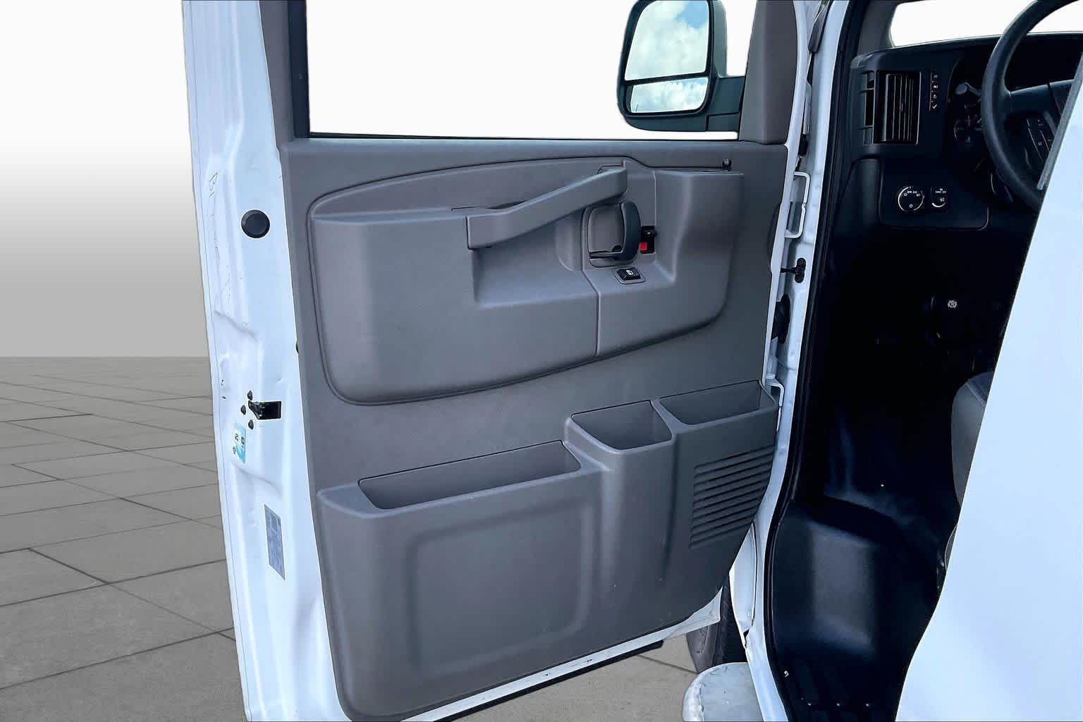 2025 GMC Savana Cargo Work Van - Photo 20