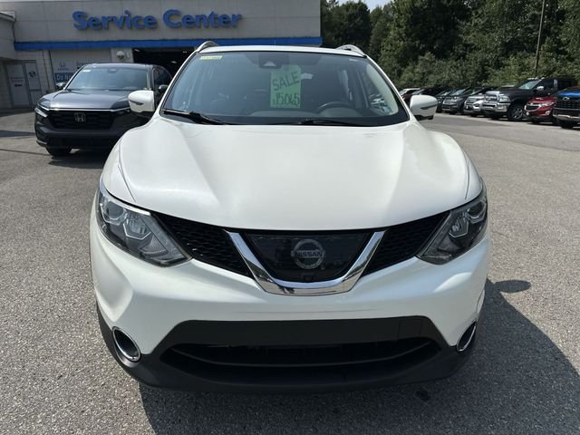 Used 2017 White Nissan SL image 11