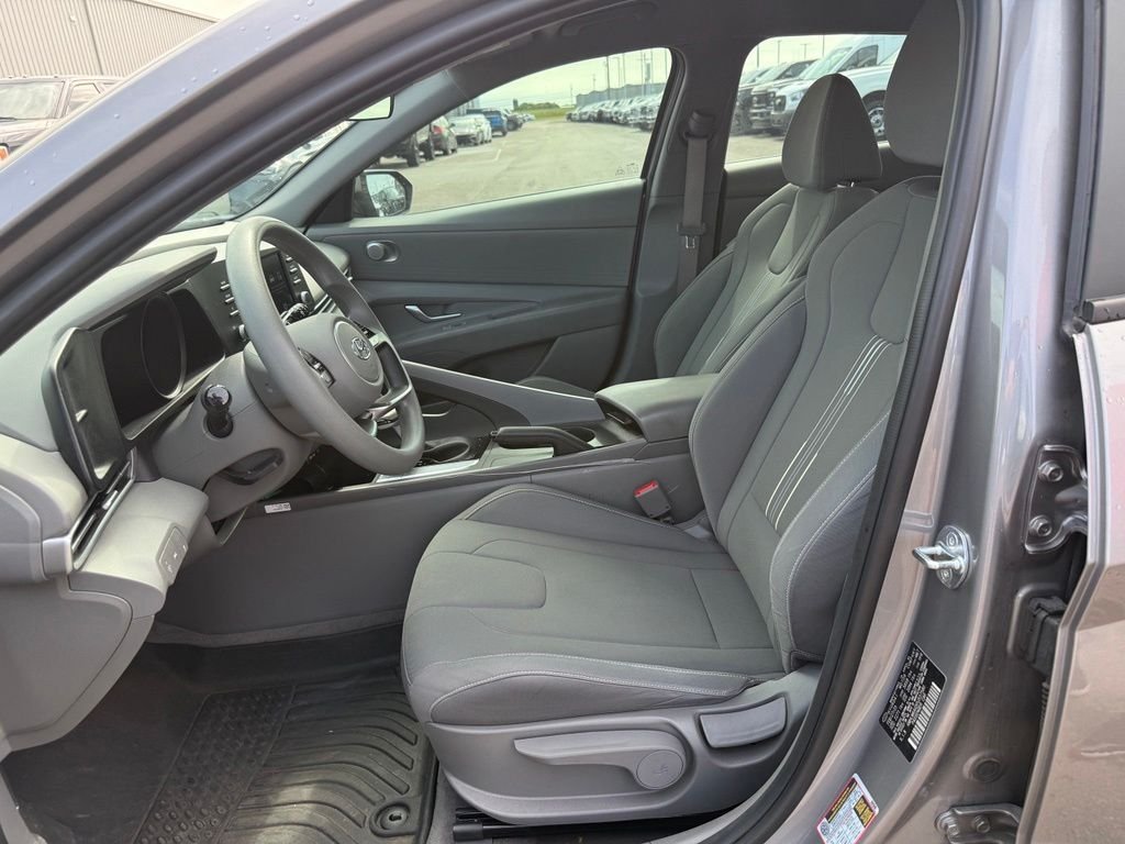 Used 2023 Gray Hyundai SEL image 5