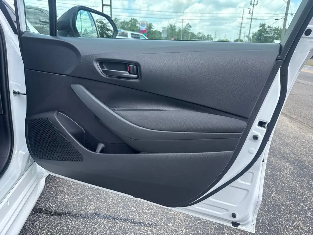 Used 2022 White Toyota LE image 21