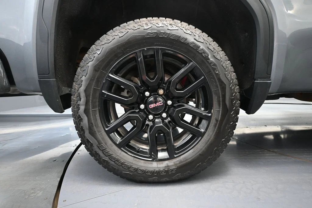 Used 2021 Silver GMC Elevation image 17