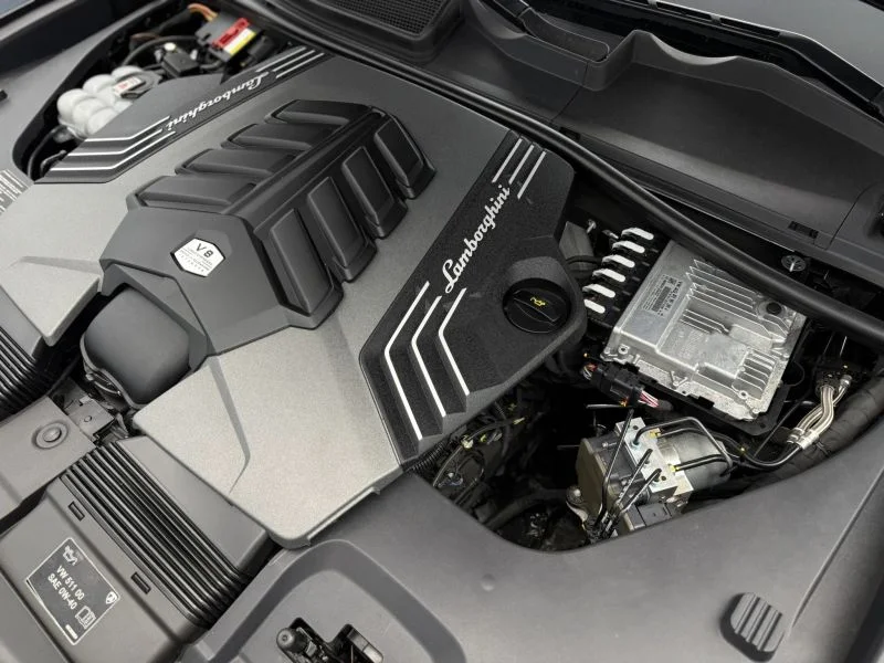 Used 2022  Lamborghini Sport Utility 4D image 29