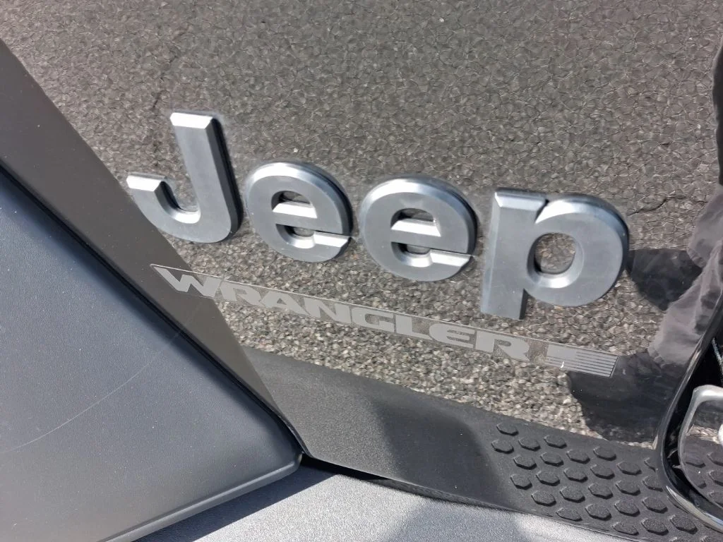Used 2023 Black Jeep Sport S image 10
